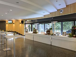 Im Foyer des Helmut Schmidt Auditoriums wird das Catering aufgebaut