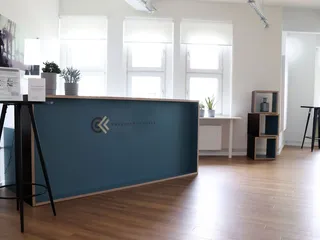 Großer Empfangstisch in der Hamburger Arena Lounge des Fruchthof Campus