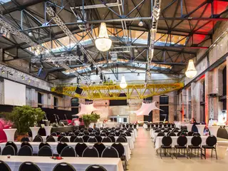 Parlamentarische Bestuhlung für größere Events in der Gebläsehalle in Ilsede