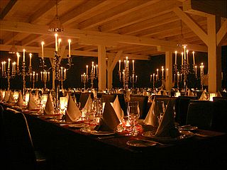 Veranstalten Sie außergewöhnliche Events im Kuhstall des Gut Schönau wie beispielsweise ein Dinner in the Dark