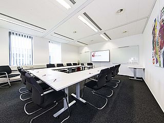 In der U-Form haben Ihre Teilnehmer beste Sicht auf den Bildschirm oder den Vortragenden im Konferenzraum im ecos office center Wiesbaden
