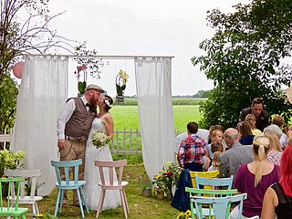 Eine Hochzeit im Garten der Wohnküche Landhaus am Deich Bremen