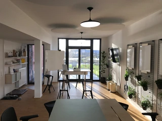 Mit viel Licht lässt es sich direkt viel besser grübeln, arbeiten und kreativ sein - im movable.space in Oldenburg