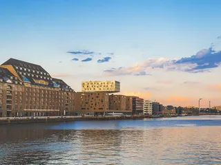 Das Wasser ist direkt vor der Tür des Spreespeichers Berlin