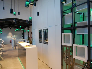 Die schmale und verspiegelte Theke der Werkbar gibt dem Raum im Kulturwerk Norderstedt eine exklusive Erscheinung