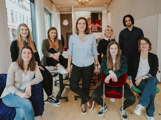 RAUMPERLE21_Team_c_Blickwinkel Das RAUMPERLE-Team: Melanie Wefer, Julia Seidel, Julia Radisch, Tascha Schnitzler, Irene Helwert, Kristin Jagels, Ben Wilson, Annkatrin Mordau (v.l.n.r.) c. Blickwinkel