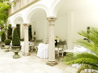 Eingedeckter Innenhof mit mediterranem Flair in der Münchner Altstadt