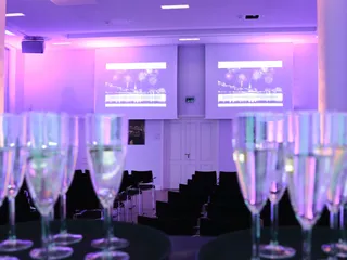 Ein klassischer Sektempfang findet auch im Hamburger Saal Georgie statt