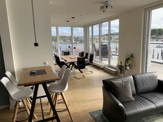 Der Hafenblick am Hafen von Travemünde bietet verschiedene Sitzgelegenheiten von praktisch und stilvoll bis gemütlich