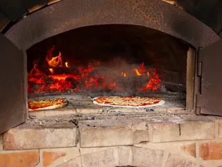 Dieser wunderschöne Feldbackofen des Gut Karlshöhe in Hamburg eignet sich ganz wunderbar für ein unvergessliches Outdoor-Kochevent