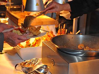 Frisch aus dem Wok auf den Teller: Leckere Gerichte im Golfhaus Restaurant im Kurpark von Bad Homburg 