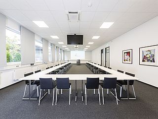 40 Personen können sich im Raum Picasso 2 des ecos office centers Darmstadt an der U-förmigen Tischstellung treffen