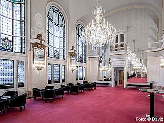 Große Fenster und edle Kronleuchter bestimmen den Stil im Theater des Westens in Berlin mit dem Spiegelsaal 