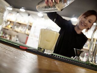 Das Servicepersonal bereitet Drinks & Cocktails nach Ihrem Geschmack, Loui & Jules GrillBAR in Bremen