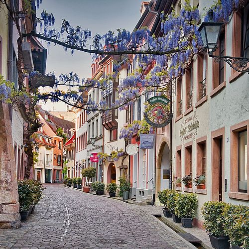 Kleine idyllische Gasse in Freiburg. 