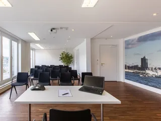 Dank Theaterbestuhlung bieten die ecos work spaces Hamburg im Raum Hafencity auch die Möglichkeit für Vorträge und Präsentationen.