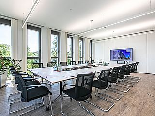 Durch die Anreihung der Stühle in U-Form haben die Teilnehmenden eine sehr gute Sicht auf den LED-TV-Bildschirm im IC3 im Ecos office center Wiesbaden
