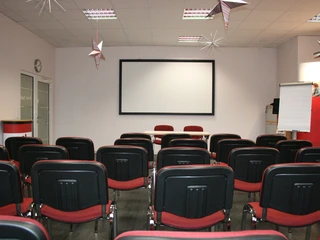 Beamer, Leinwand, Flipchart etc. stehen Ihnen im roten Saal in Bremen zur Verfügung