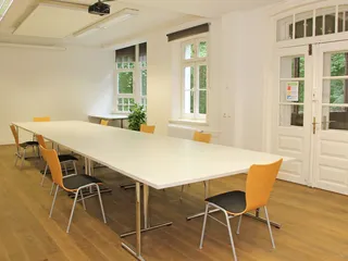 Im Tagungsraum R2 des Gut Karlshöhe in Hamburg können Sie bei Tageslicht und Mindestabstand mit kleinen Gruppen im Seminar neue Perspektiven durchdenken