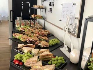 Optional sind die Räumlichkeiten auch mit Catering buchbar