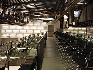 Auf den Rängen des großen Saals im Kulturwerk spendet die runde Deckenbeleuchtung viel Licht ©Mehrzwecksäle Norderstedt GmbH