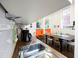 In der Küche der Stube des Martinsclub Bremen Gröpelingen können Sie Tee und kleine Snacks für Ihre Veranstaltung zubereiten