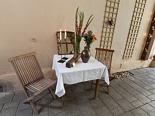 Tisch im Innenhof Gertrudenhof Bremen