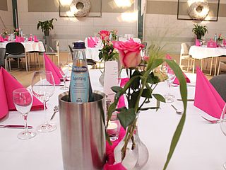 Festlich geschmückte Tische in der Partyscheune des Bauernhof Lehmann in Celle