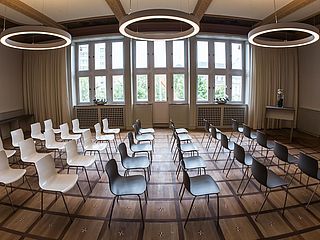 Die Aufstellung der Stühle im Kaisersaal Oldenburg ist individuell gestaltbar 