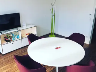 Der perfekte Raum für eine kleine Besprechung im Raum Colonnaden, ecos work spaces Hamburg.