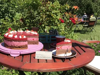 Ein Tortentraum! Die Erdbeer-Schokoladen Torte der aus dem Café Brandtschatz, Diele am See im Herzogtum Lauenburg