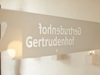Schriftzug Fenster Gertrudenhof Bremen