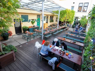 Frankfurt Homburger Hof Biergarten
