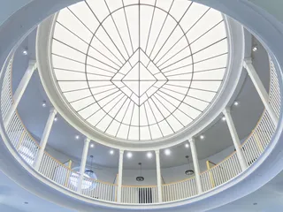 Der Moot Court ist dank der wunderschönen Kuppel lichtdurchflutet