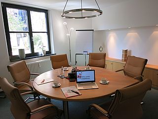 Das Hundertwasserhaus mit dem ecos office center Magdeburg bietet einen Meetingraum mit rundem Tisch