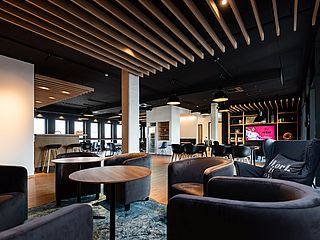 Modern und wohnlich eingerichtet ist die Event-Lounge One im ecos center bielefeld 