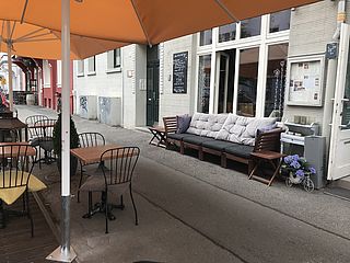 Das Mon Bonheur in Hannover ermöglicht durch seinen Außenbereich zur Straße, der Veranstaltung auch einen Raum nach draußen zu geben
