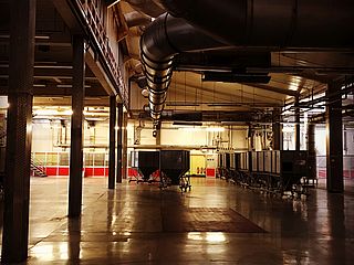 Durch die hohen verschlossenen Decken in der Bremer Flakes Eventfabrik ist es auch tagsüber möglich ein Event mit viel Lichtspiel zu veranstalten