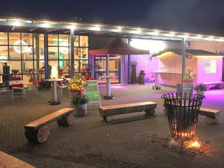 Abendstimmung im Aussenbereich der Partyscheune auf dem Bauernhof Lehmann in Celle