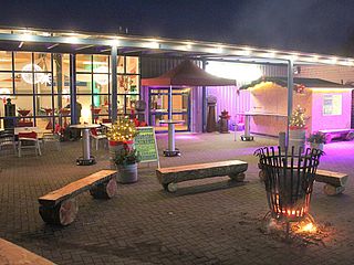 Abendstimmung im Aussenbereich der Partyscheune auf dem Bauernhof Lehmann in Celle