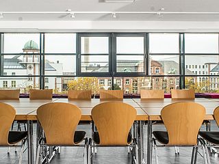 Der Raum Fuchsia des pme familienservice Frankfurt eignet sich optimal für große Meetings