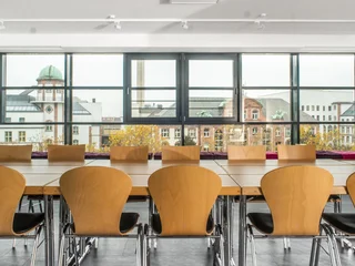 Der Raum Fuchsia des pme familienservice Frankfurt eignet sich optimal für große Meetings