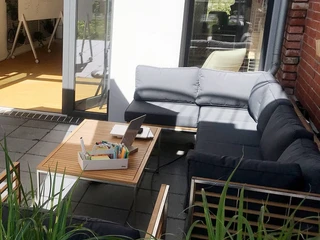 Die Sitzecke im Außenbereich des Movable.Space lädt zum Verweilen und kreativ Arbeiten ein