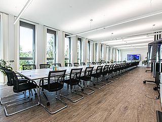 Kennzeichnend für den IC 1-3 im Ecos office center Wiesbaden sind die bodentiefen Fenster und die moderne technische Ausstattung