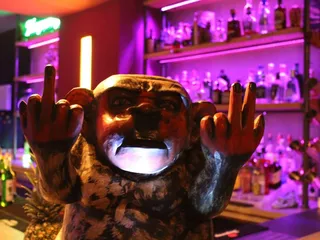 Kunstvolle Figur in der YAKA-Bar des Bremer Jaya