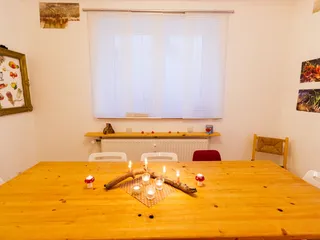 Blick zum Fenster in der Sitzecke der Kocheventlocation
