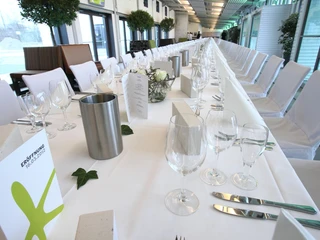 Die lange Tafel ist schlicht und hell gehalten im Foyer des Kulturwerks Norderstedt ©Mehrzwecksäle Norderstedt GmbH