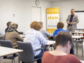 Sicht auf den Seminarleiter im Seminarraum Hannover des dzo, Oldenburg