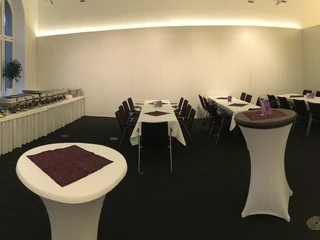 Guten Appetit! Als Pausenraum umfunktioniert, kann im Tarpenbek das Buffet angerichtet werden