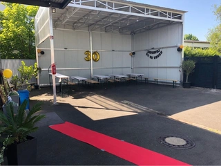 Die Eventlocation in Offenbach hat einen großen Außenbereich für Feiern bei gutem Wetter